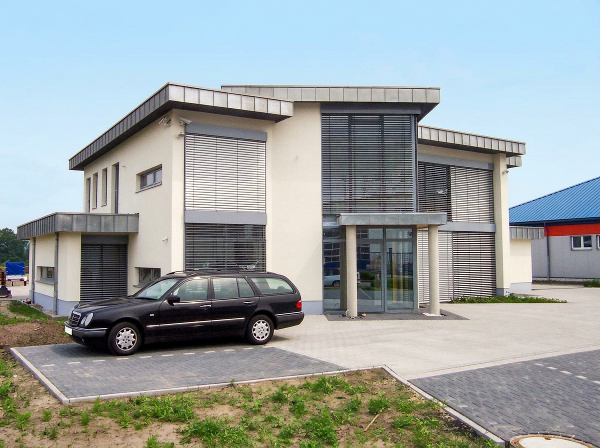 Modernes Bürogebäude mit Raffstoreverglasung und Flachdach