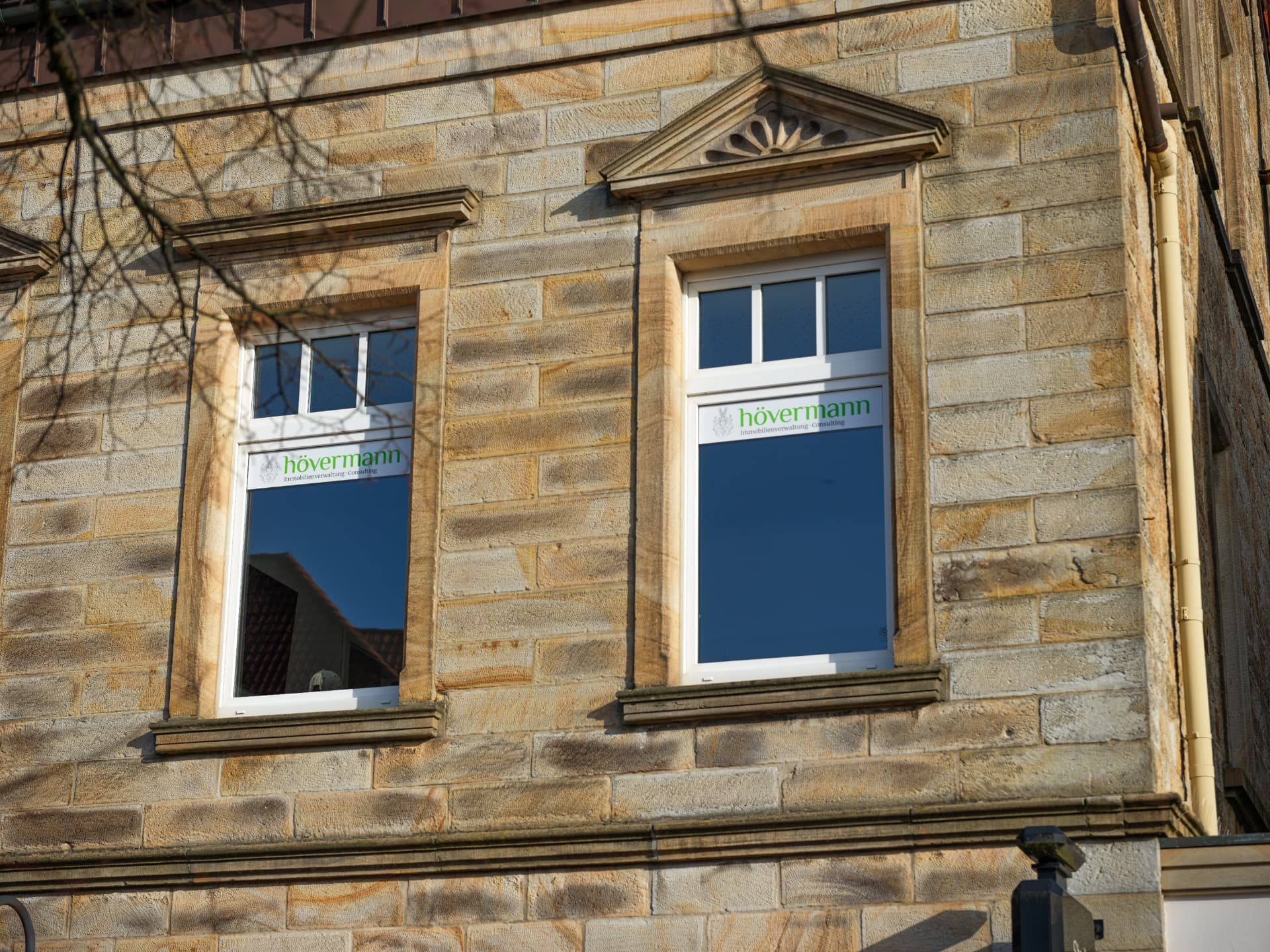 Bürofenster der Hövermann Immobilienverwaltung im Sandsteinbau Marktstraße 3