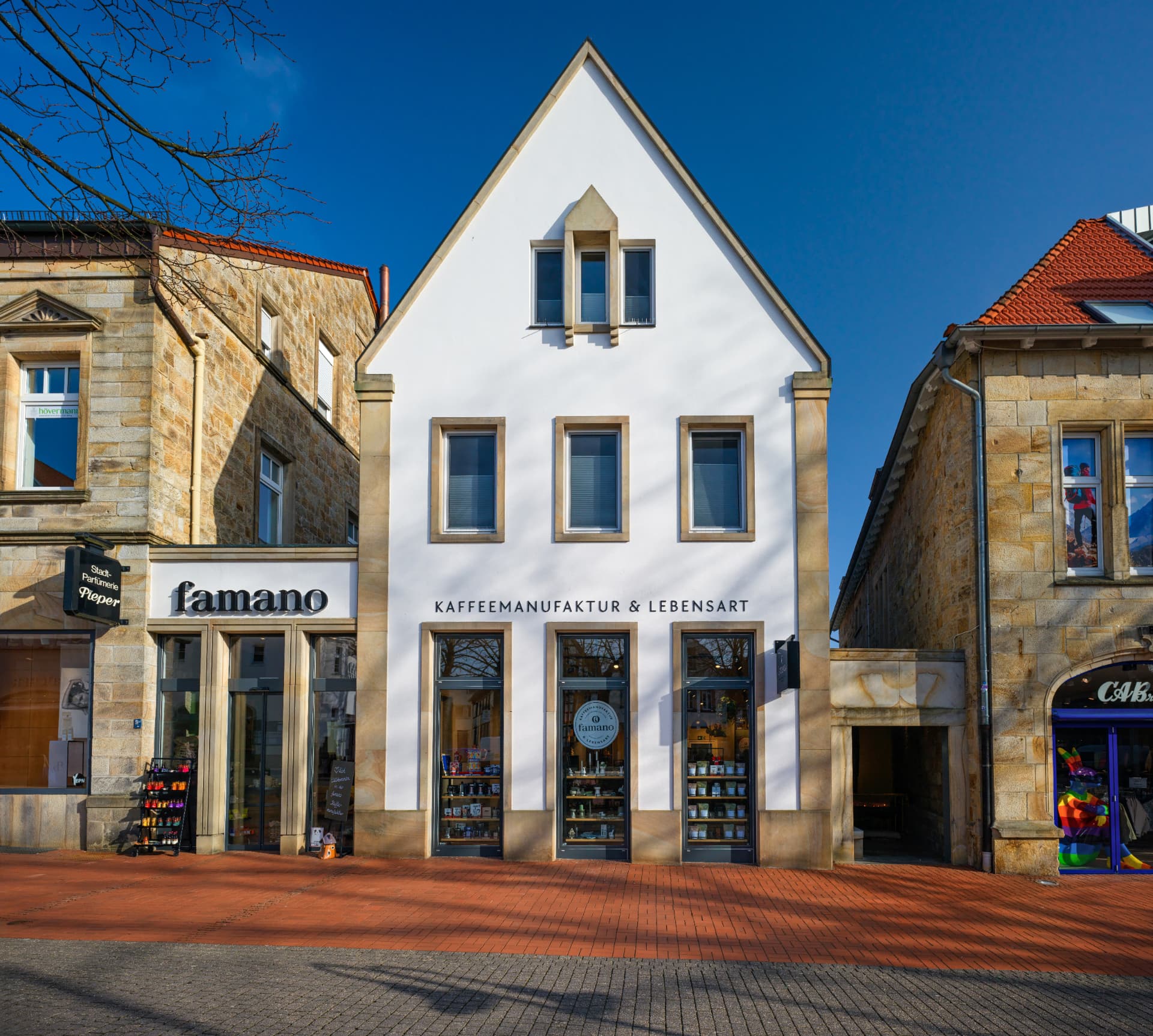 Historische Sandsteinfassade eines Geschäftshauses an der Marktstraße in Ibbenbüren
