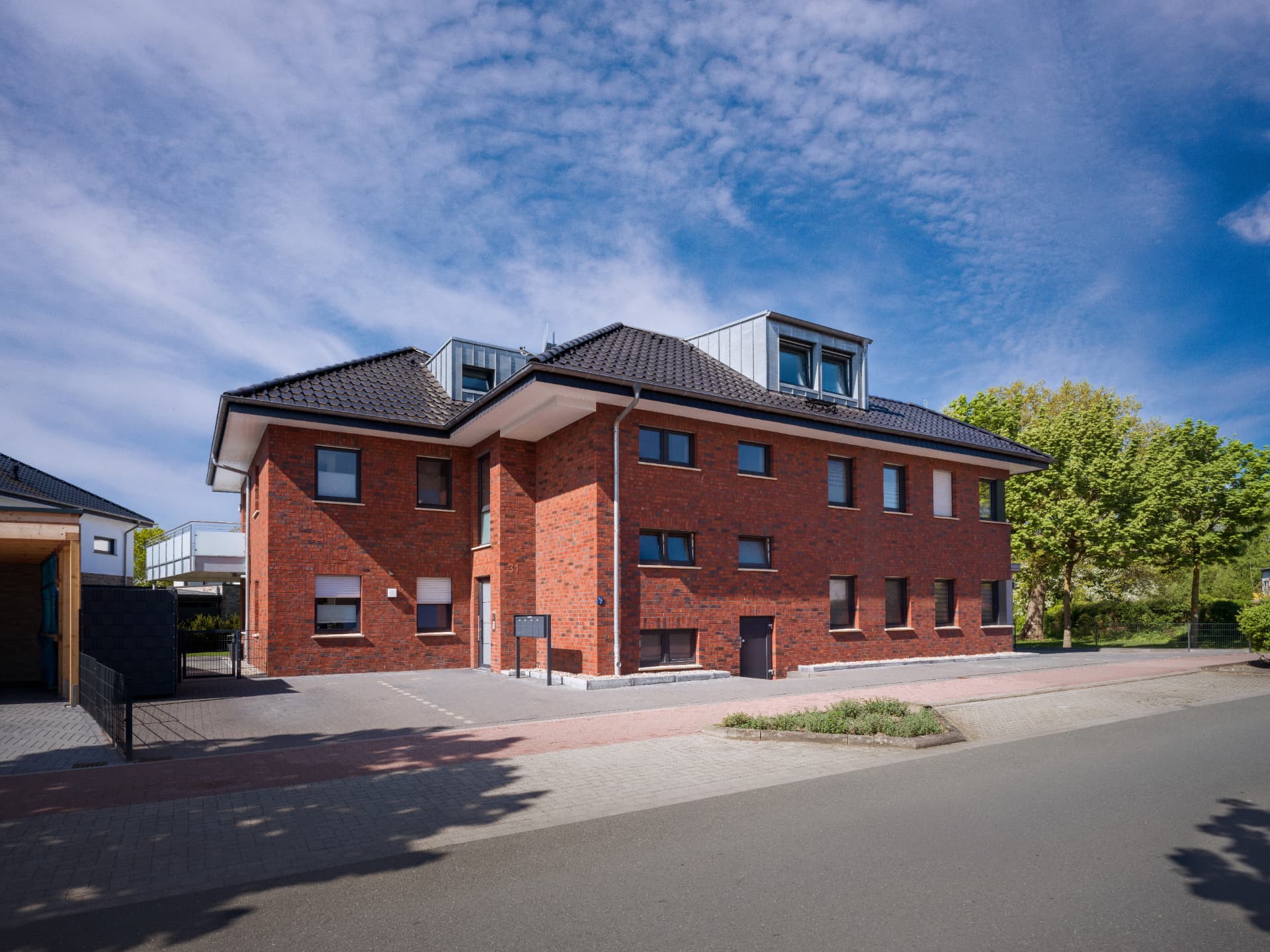 Rotes Klinker-Mehrfamilienhaus an der Kampstraße, Straßenansicht