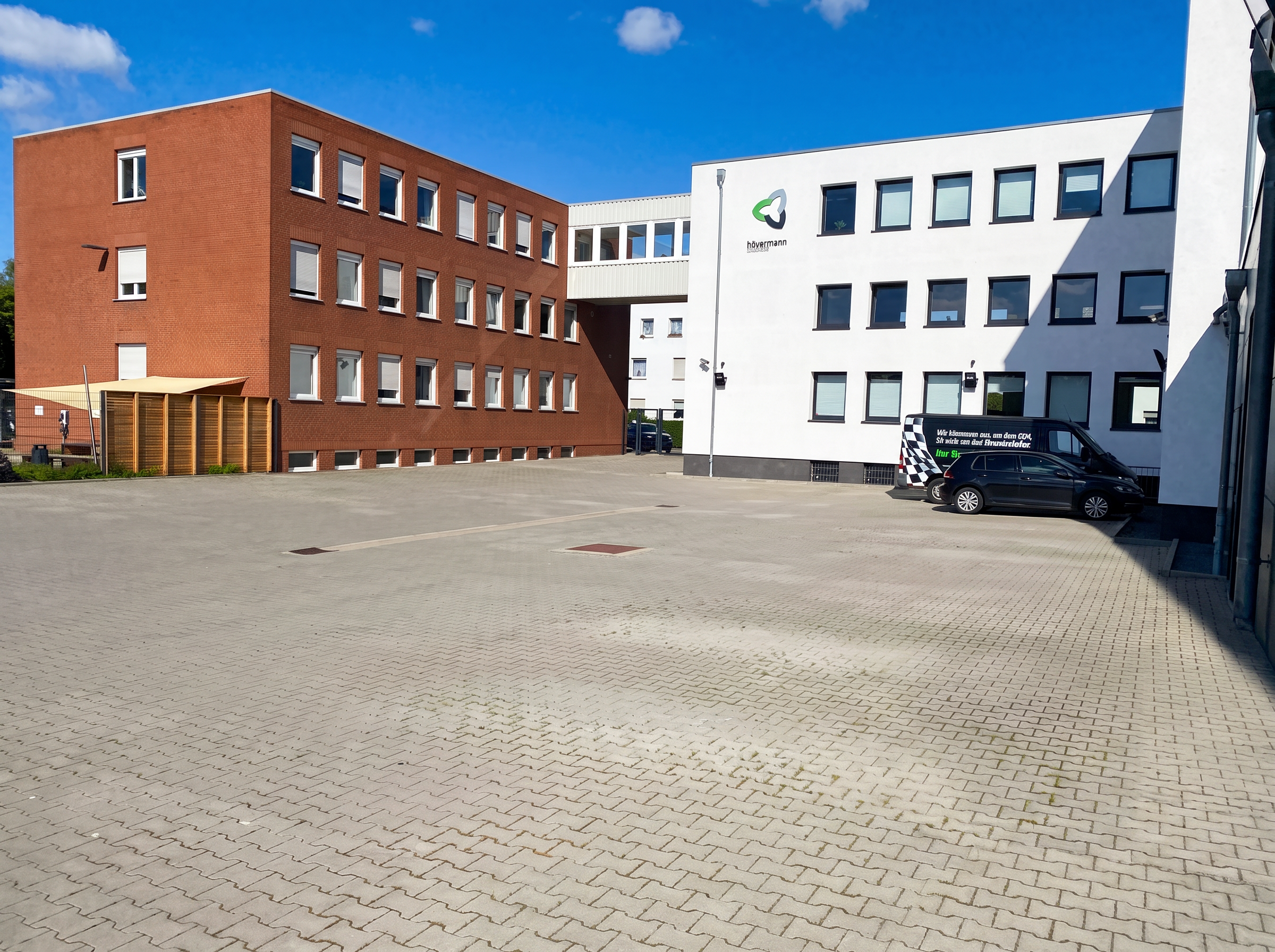 Bürocampus mit rotem Klinkerbau und weißem Verwaltungsgebäude